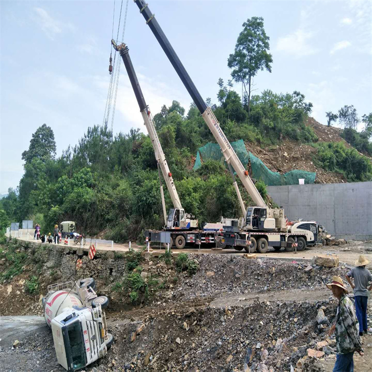 池州汽车掉沟里叫吊车救援要多少钱